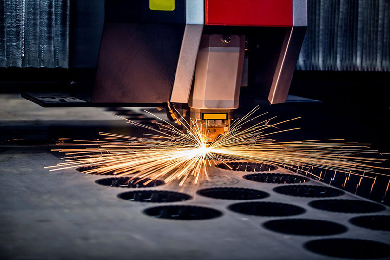 Por que escolher o corte a laser para projetos de fabricação de chapas metálicas?